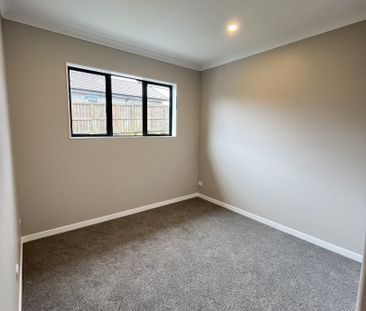 Elegant Living with a Touch of Glamour! - Photo 2