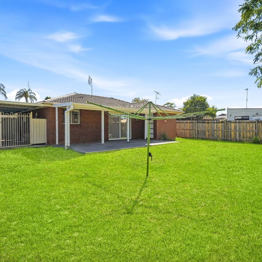 Beautifully Presented Home on Thomas Street! - Photo 1