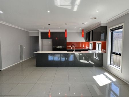 8 Scullin Street, Cranbourne East - Photo 4