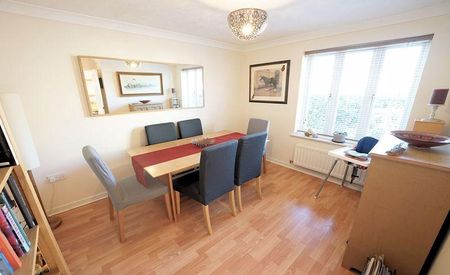 4 bedroom semi-detached house to rent - Photo 3