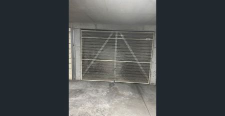 3 bm Unit with Lock Up Garage close to station - Photo 4