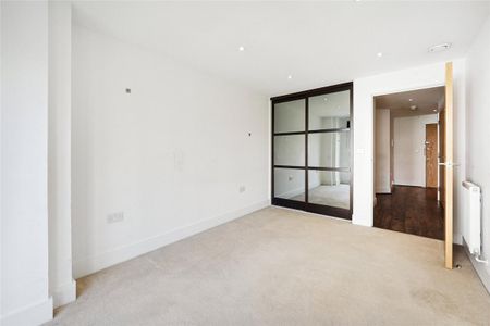 2 bedroom flat in London - Photo 4