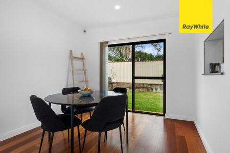 Renovated Large Three Bedroom House - Photo 4