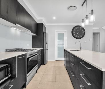 Family Home With Multiple Living Spaces! - Photo 5