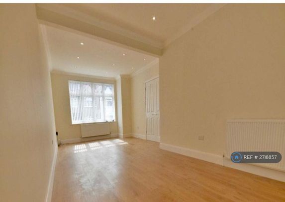 6 bedroom semi-detached house to rent - Photo 1