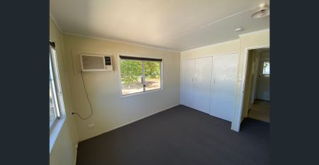 BEAUTIFUL 3 BEDROOM HOME WITH A LARGE BACK YARD, CLOSE TO LOCAL SHOPS! - Photo 3