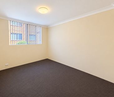 Freshly Updated Three-Bedroom Unit in an Ultra-Convenient Katoomba Location - Photo 6