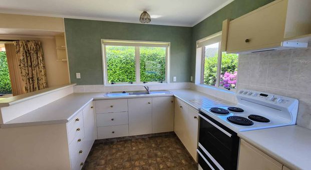 Sunny 3 Bedroom Home - Photo 1