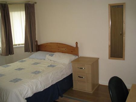 1 bedroom in a flat share to rent - Photo 4