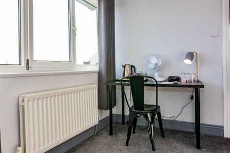 1 bedroom in a house share to rent - Photo 4