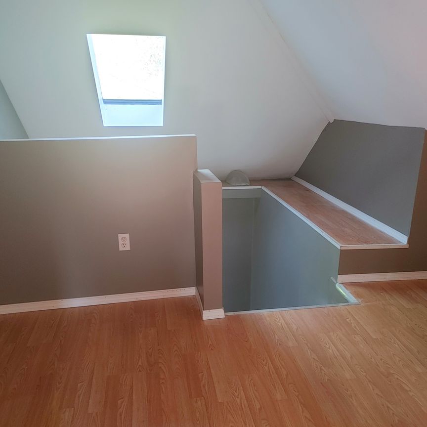 1167 ROBINSON 3 BEDROOM HOUSE WITH GARAGE - Photo 1
