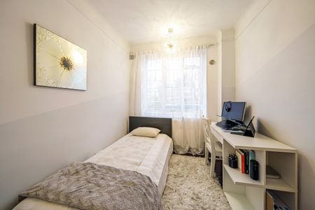 3 bedroom flat to rent - Photo 4