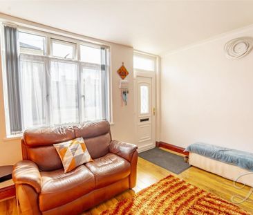 3 bedroom - Photo 3