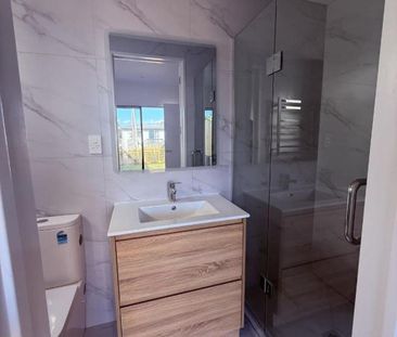 Brand new modern home in Mt Wellington - Photo 3