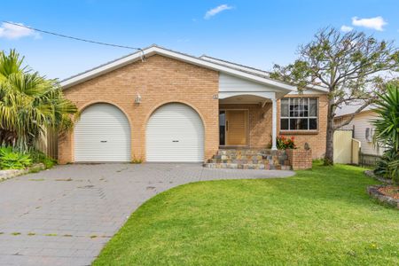 Unique 4 Bedroom Home With Inground Pool - Photo 5