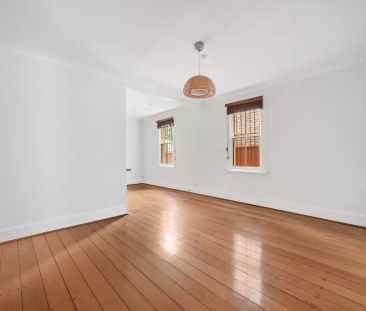 Charming home in desirable location - Photo 3