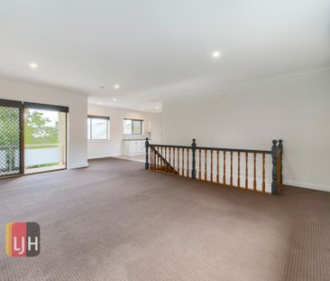 LARGE 3 BEDROOM UNIT IN QUIET LOCATION IN NORTHGATE! - Photo 1