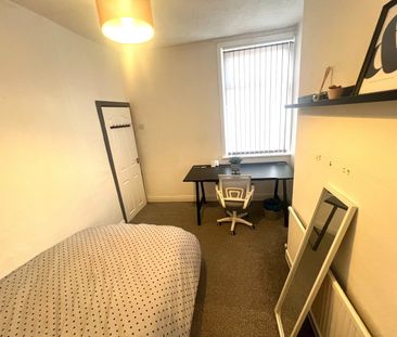 Room in a Shared House, Salford, M6 - Photo 4