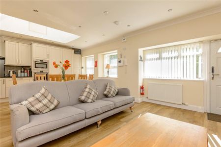 4 bedroom detached house to rent - Photo 2