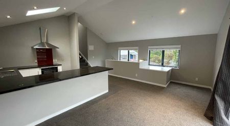 Sunny 3-Bedroom Townhouse in Sought-After Wadestown - Photo 2