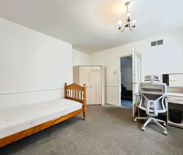 Cherrywood Avenue, Englefield Green, Egham, TW20 0TF - Photo 3