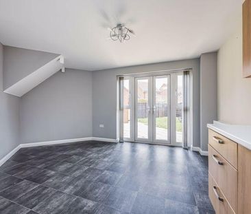 3 bedroom semi-detached house to rent - Photo 4