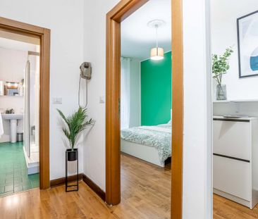 Cozy single room with window in Milan - Photo 1