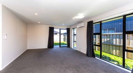 Lovely 3 bedroom family home in Silverstream! - Photo 2