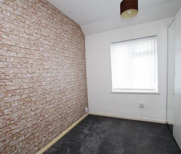 3 bedroom end of terrace house to rent - Photo 4