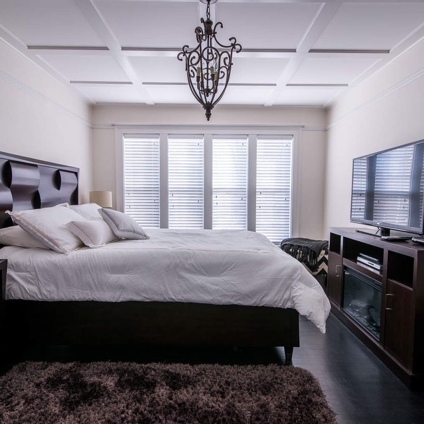 Executive fully furnished 7 bedroom 3 bath home - Photo 1