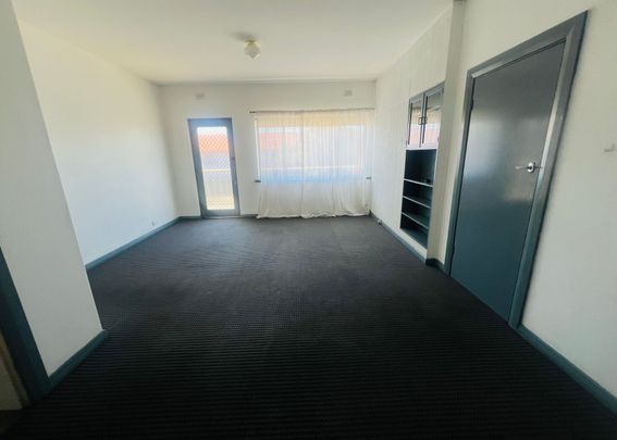 Affordable Unit between the City & Bay! - Photo 1