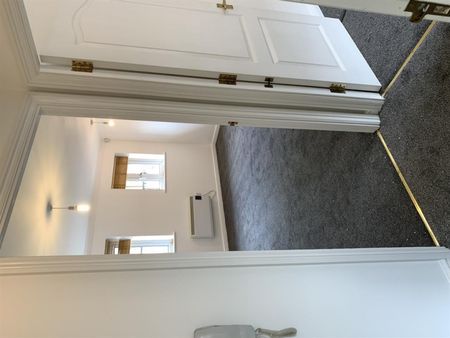 1 bedroom Flat To Let - Photo 4