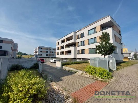 Pronájem nadstandardního bytu 3+kk s lodžií, 2x garážové stání - novostavba Třebeš - Photo 1