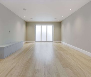 A beautiful five bedroom house on Balliol Road - Photo 3