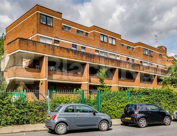 3 bedroom apartment located within a gated building on Brecknock Road - Photo 1