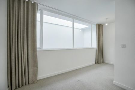 4 bedroom end of terrace house to rent - Photo 3