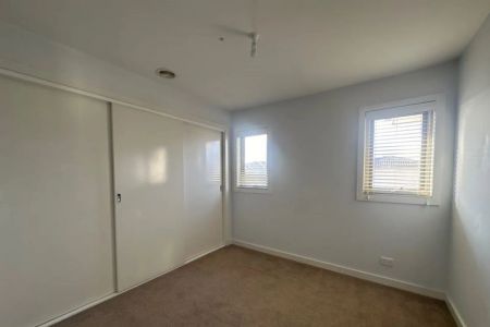 Stunning Three Bedroom Townhouse - Photo 4