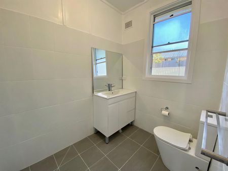 Sunny, Family Home in Prime Edgeworth Location - Photo 2