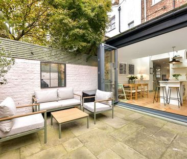 A stylish 4 bedroom family home close to Battersea Square - Photo 4