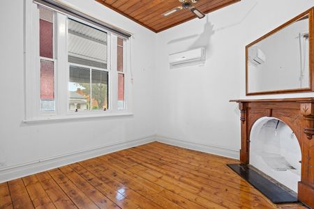 Charming 2 Bedroom in Prime Location - Photo 5