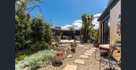 Warm, Spacious & Wonderfully Located Family Home! - Photo 4