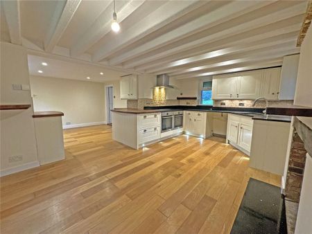 4 bedroom detached house to rent - Photo 5