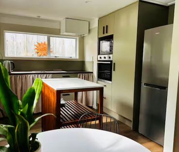 Cottage stylishly renovated large private garden - Photo 1