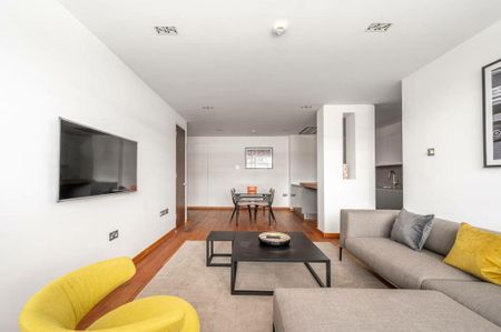 2 bedroom flat in London - Photo 4