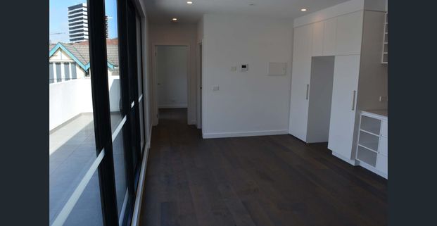 GORGEOUS APARTMENT IN THE HEART OF ST KILDA! - Photo 1