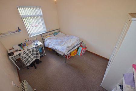 2 bedroom Flat in Low Close Street, Leeds - Photo 3