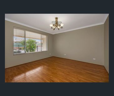 Family Oasis: 4-Bed House with AC, Modern Kitchen & Easy-Care Gardens - Photo 2