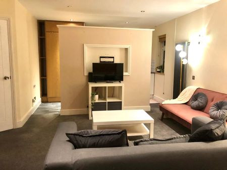 Executive detached property in amazing area! 01STMI - Room 6 - Photo 3