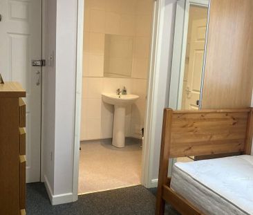 1 bedroom in a house share to rent - Photo 4