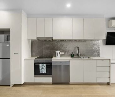 Stylish Furnished Apartment in the Heart of South Yarra - Photo 4